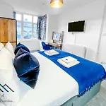 Arbury Manor - Self Catering - Self Check In Guest House - All En-Suite Rooms - Off Road Parking - Superfast Wifi
