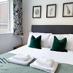 Arbury Manor - Self Catering - Self Check In Guest House - All En-Suite Rooms - Off Road Parking - Superfast Wifi