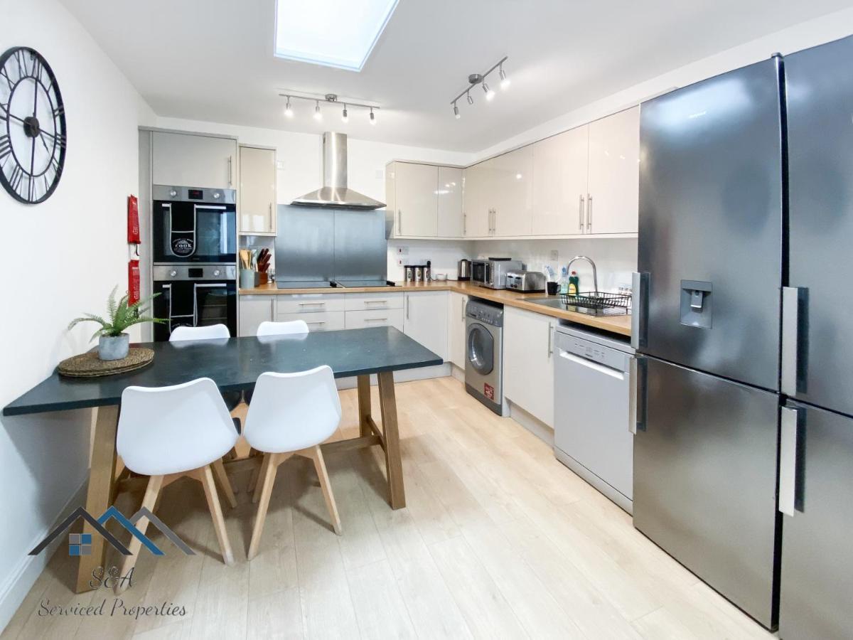 Arbury Manor - Self Catering - Self Check In - All En-suite - Off Road Parking - Superfast Wifi 3*