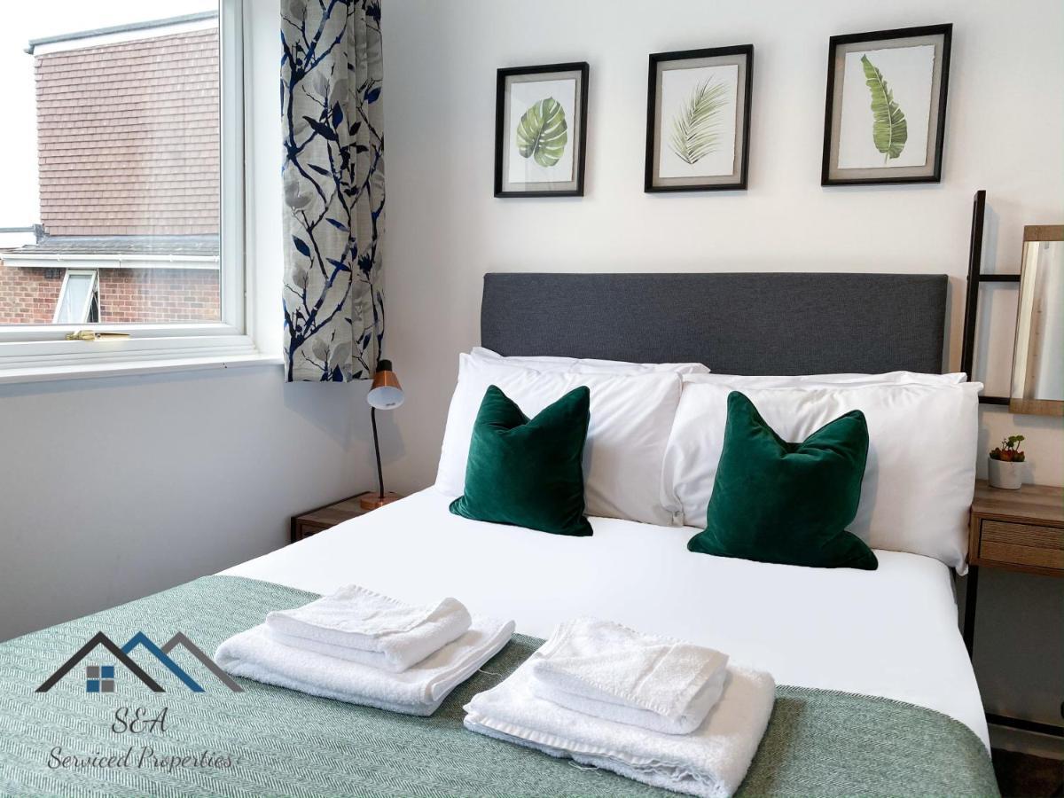 Arbury Manor - Self Catering - Self Check In - All En-suite - Off Road Parking - Superfast Wifi 3*