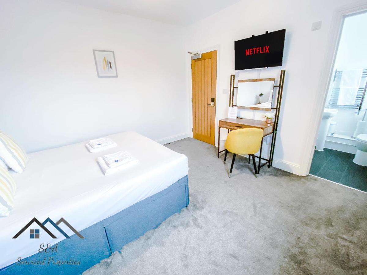 Wisma tamu Arbury Manor - Self Catering - Self Check In - All En-suite - Off Road Parking - Superfast Wifi 3*