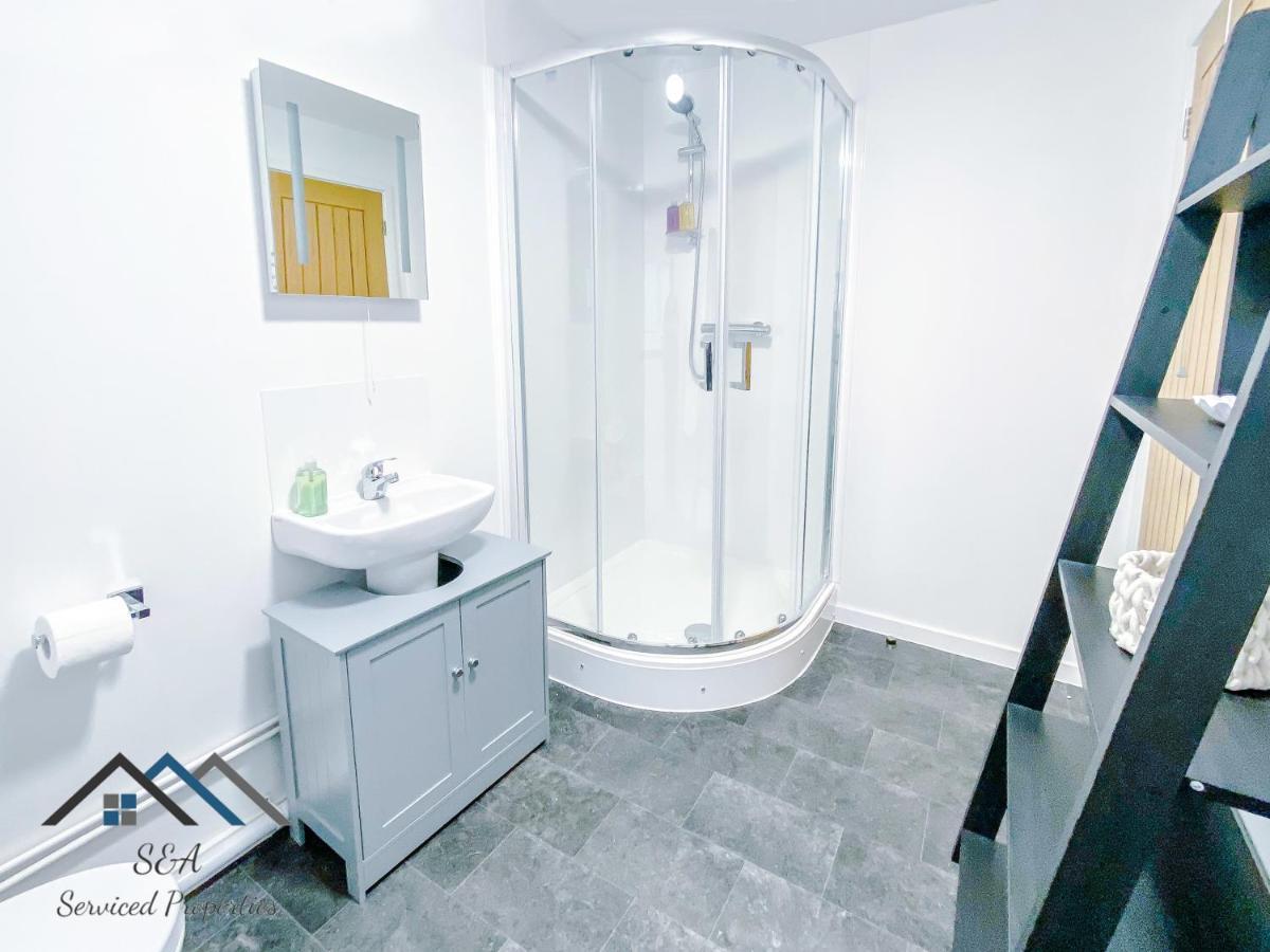 Arbury Manor - Self Catering - Self Check In - All En-suite - Off Road Parking - Superfast Wifi Wisma tamu
